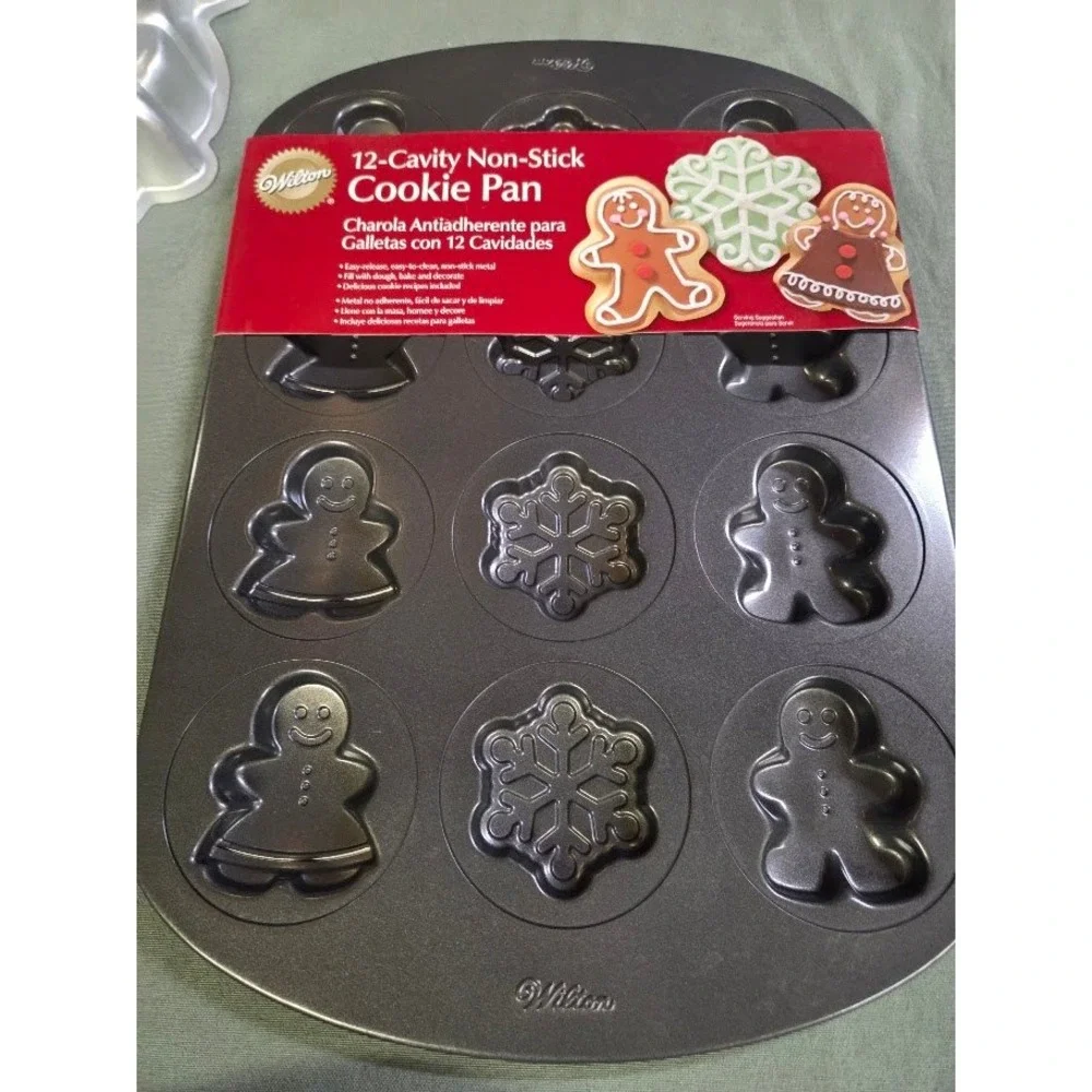 Wilton 12-Cavity Non-Stick Cookie Pan‎ Gingerbread Man Snowflake Holiday Baking